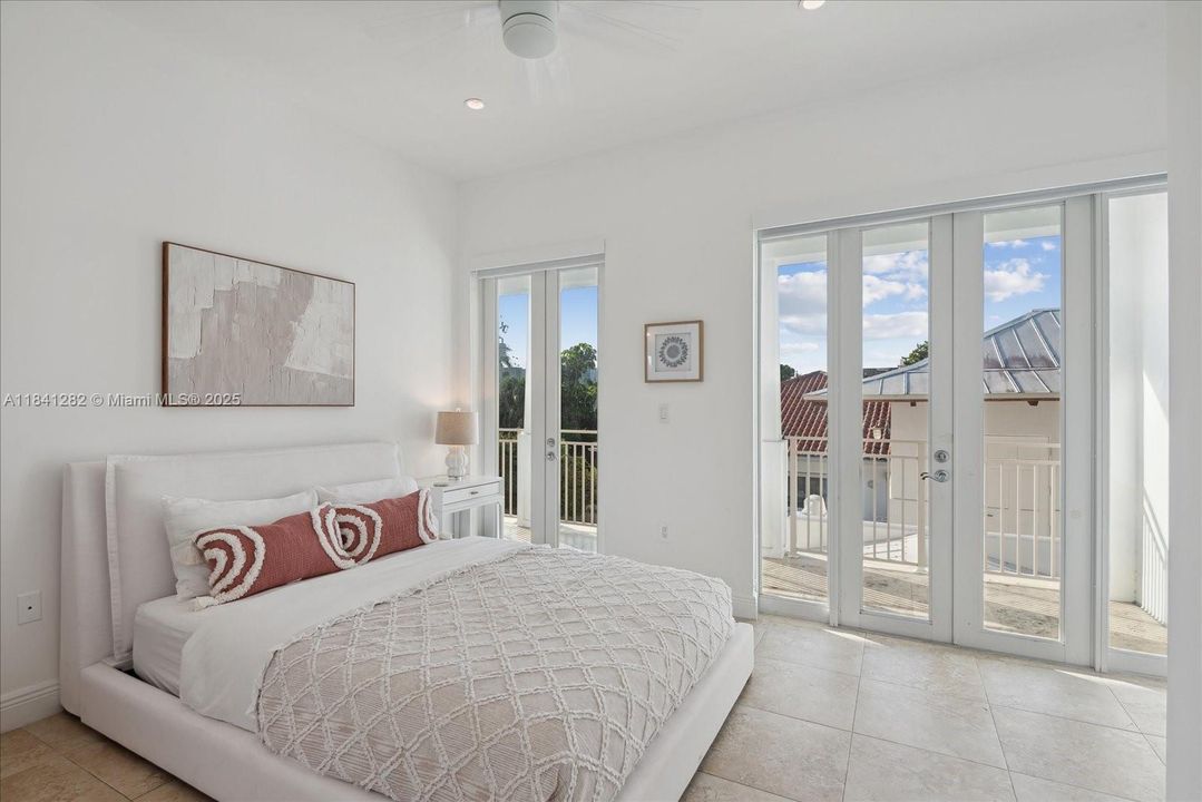 Под контрактом: $20,000 (6 спален, 5 ванн, 3564 Квадратных фут)