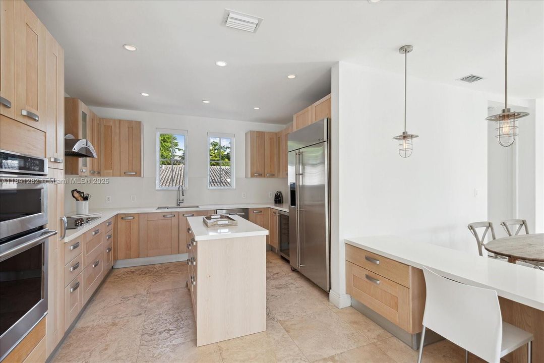 Под контрактом: $20,000 (6 спален, 5 ванн, 3564 Квадратных фут)