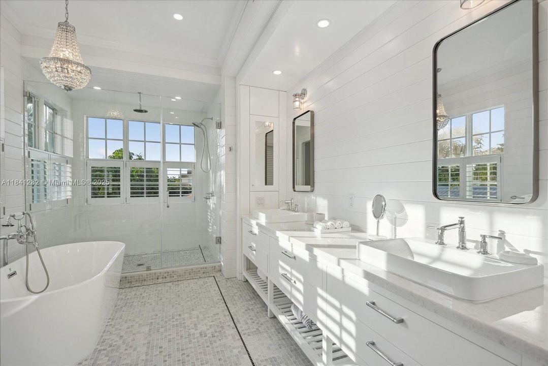 Под контрактом: $20,000 (6 спален, 5 ванн, 3564 Квадратных фут)