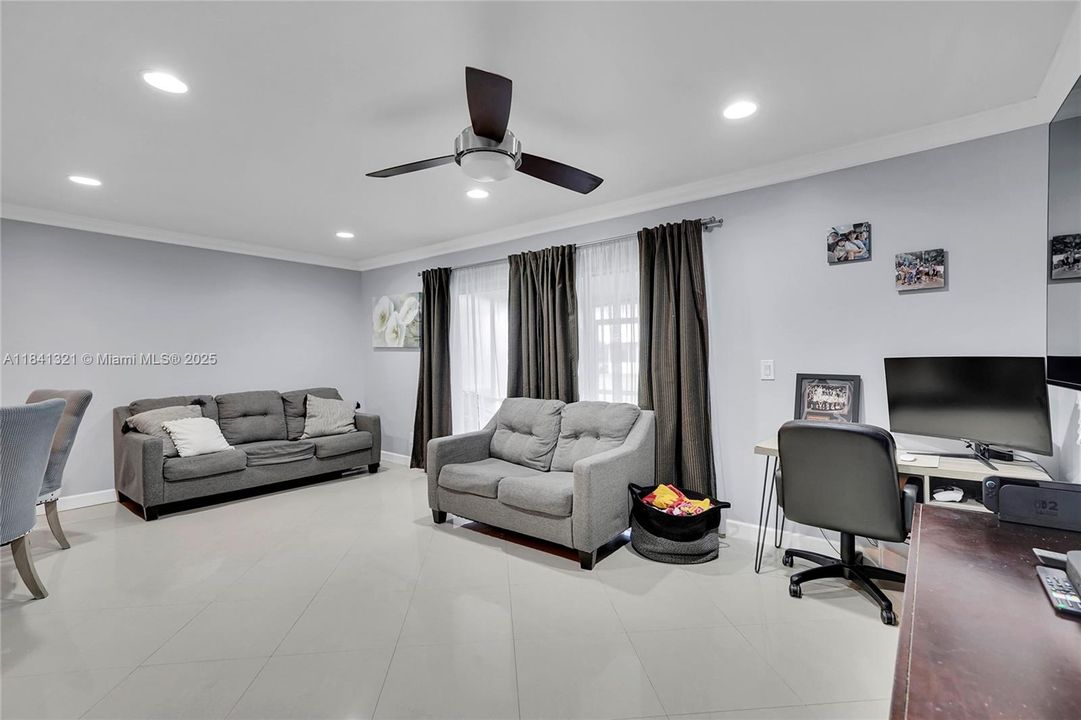 En Venta: $448,000 (3 camas, 2 baños, 1361 Pies cuadrados)