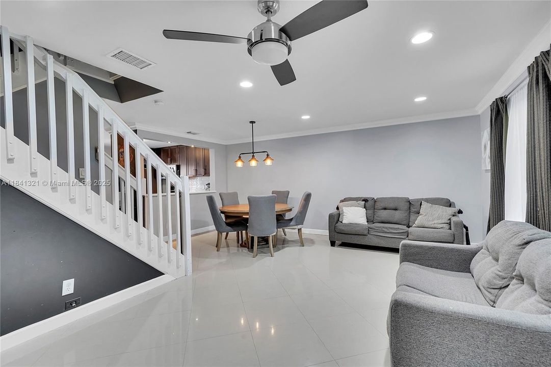 En Venta: $448,000 (3 camas, 2 baños, 1361 Pies cuadrados)