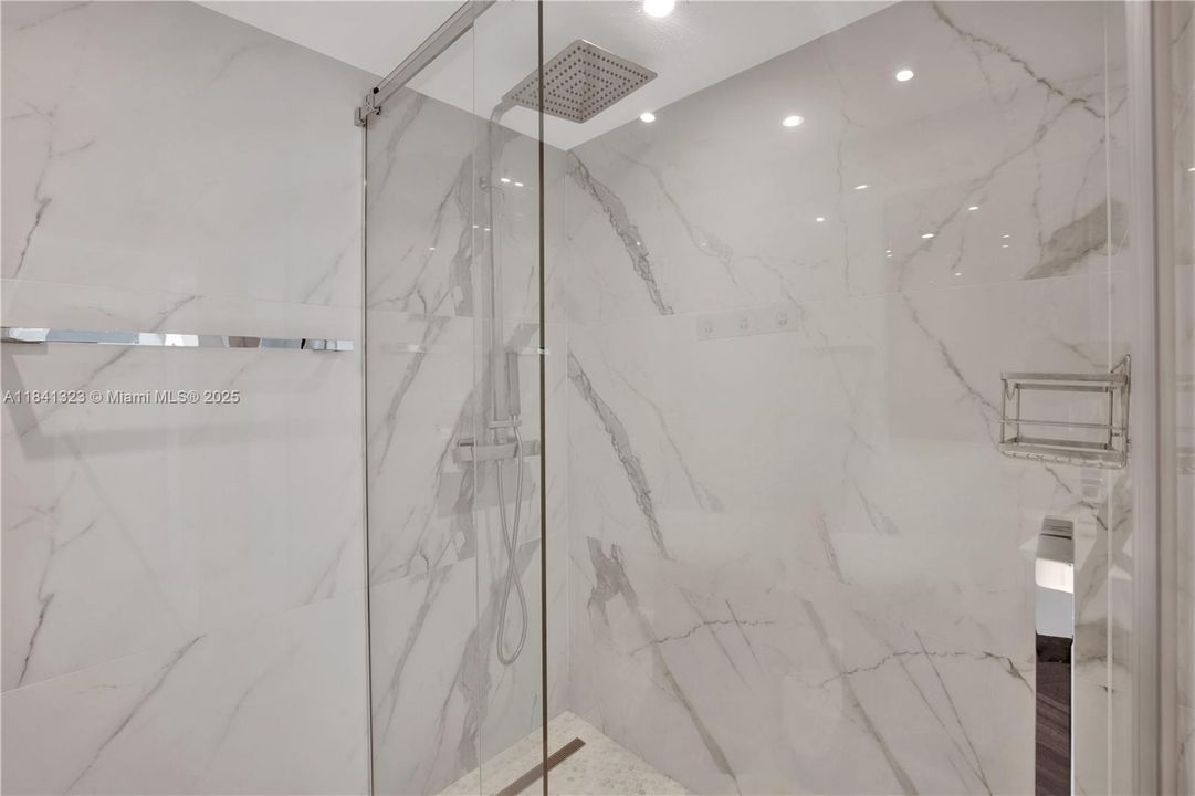 待售: $850,000 (2 贝兹, 2 浴室, 1030 平方英尺)