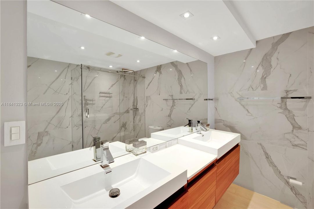 待售: $850,000 (2 贝兹, 2 浴室, 1030 平方英尺)