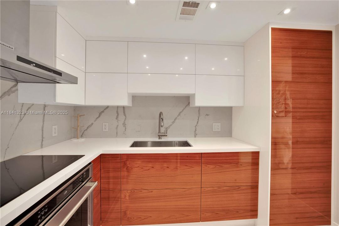 待售: $850,000 (2 贝兹, 2 浴室, 1030 平方英尺)