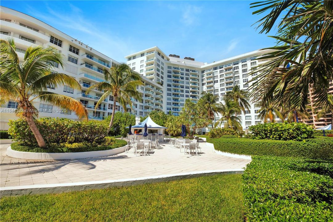 待售: $850,000 (2 贝兹, 2 浴室, 1030 平方英尺)