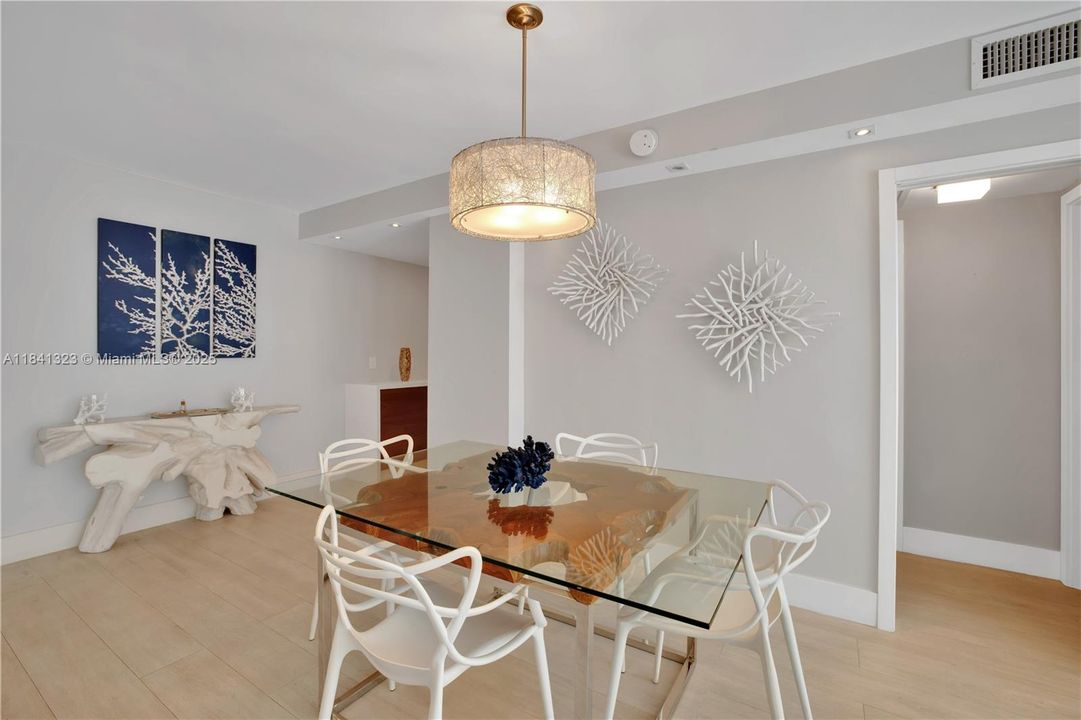 待售: $850,000 (2 贝兹, 2 浴室, 1030 平方英尺)