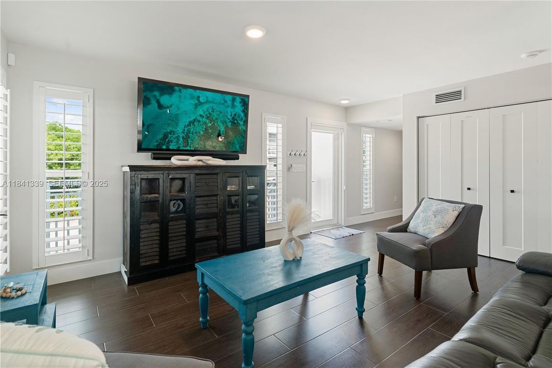 待售: $2,340,000 (4 贝兹, 3 浴室, 2025 平方英尺)