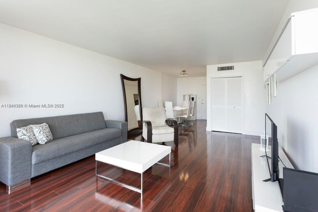 待售: $455,000 (1 贝兹, 1 浴室, 852 平方英尺)