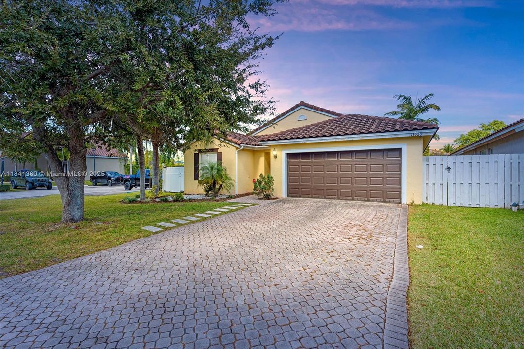 Недавно продано: $604,999 (3 спален, 2 ванн, 1621 Квадратных фут)