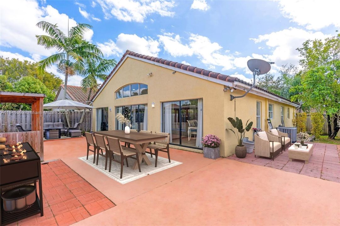 Недавно продано: $604,999 (3 спален, 2 ванн, 1621 Квадратных фут)