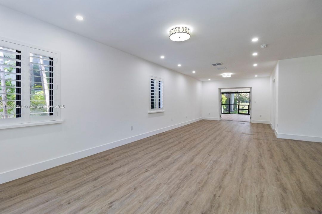 Под контрактом: $11,000 (3 спален, 2 ванн, 3259 Квадратных фут)