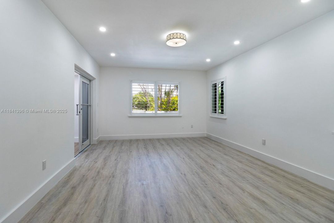 Под контрактом: $11,000 (3 спален, 2 ванн, 3259 Квадратных фут)