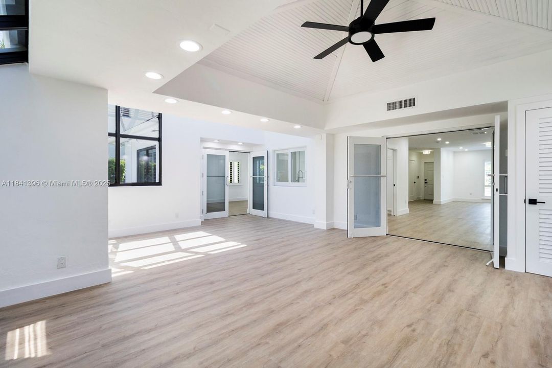 Под контрактом: $11,000 (3 спален, 2 ванн, 3259 Квадратных фут)