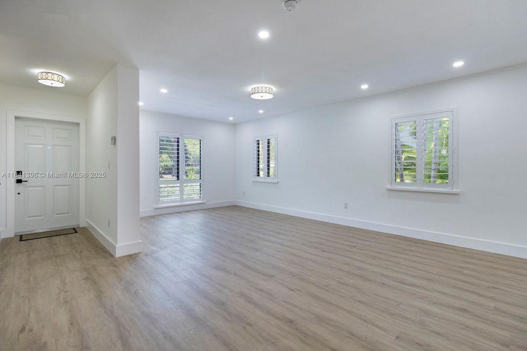 Под контрактом: $11,000 (3 спален, 2 ванн, 3259 Квадратных фут)