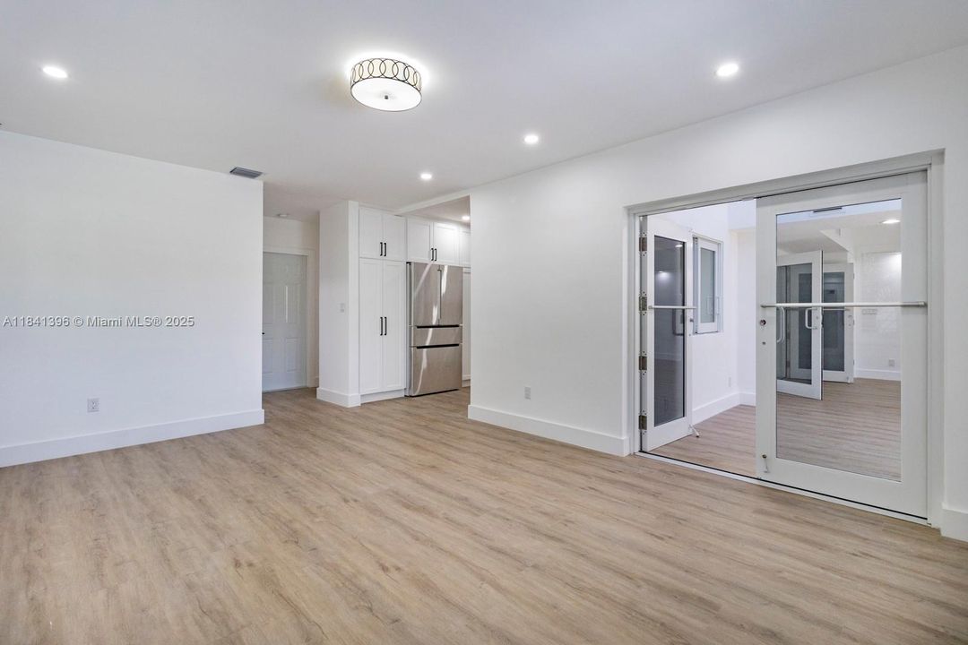 Под контрактом: $11,000 (3 спален, 2 ванн, 3259 Квадратных фут)