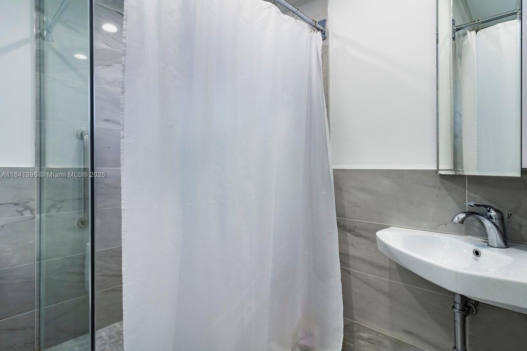 Под контрактом: $11,000 (3 спален, 2 ванн, 3259 Квадратных фут)