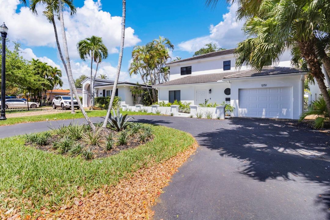 Под контрактом: $11,000 (3 спален, 2 ванн, 3259 Квадратных фут)