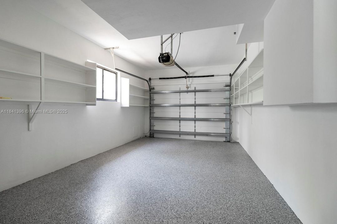 Под контрактом: $11,000 (3 спален, 2 ванн, 3259 Квадратных фут)