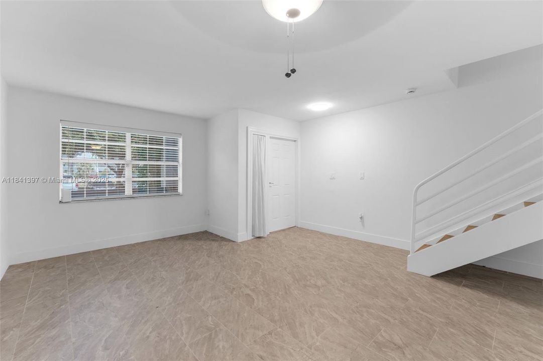 Недавно продано: $430,000 (2 спален, 2 ванн, 1280 Квадратных фут)