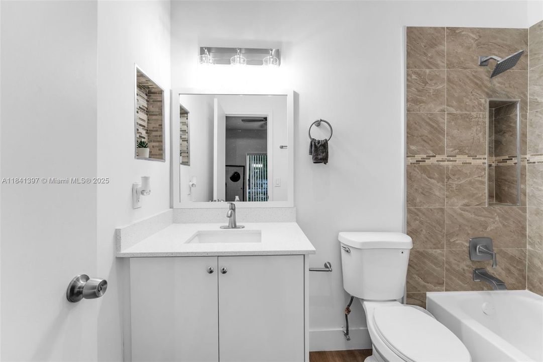 Недавно продано: $430,000 (2 спален, 2 ванн, 1280 Квадратных фут)