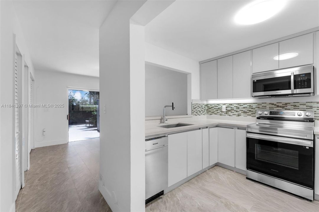 Недавно продано: $430,000 (2 спален, 2 ванн, 1280 Квадратных фут)