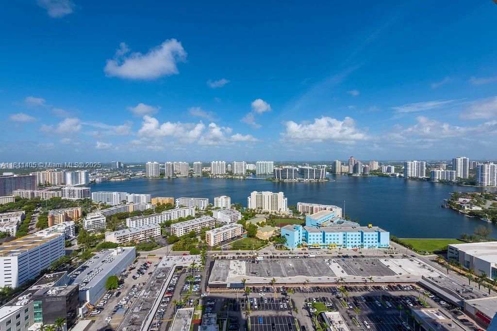 Vendido Recientemente: $2,300,000 (3 camas, 3 baños, 2143 Pies cuadrados)