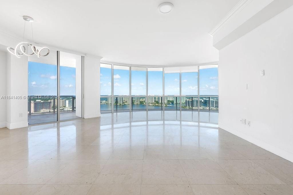 Vendido Recientemente: $2,300,000 (3 camas, 3 baños, 2143 Pies cuadrados)