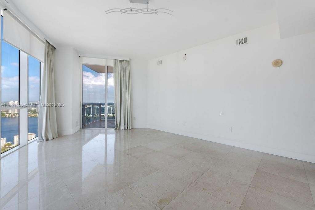 Vendido Recientemente: $2,300,000 (3 camas, 3 baños, 2143 Pies cuadrados)