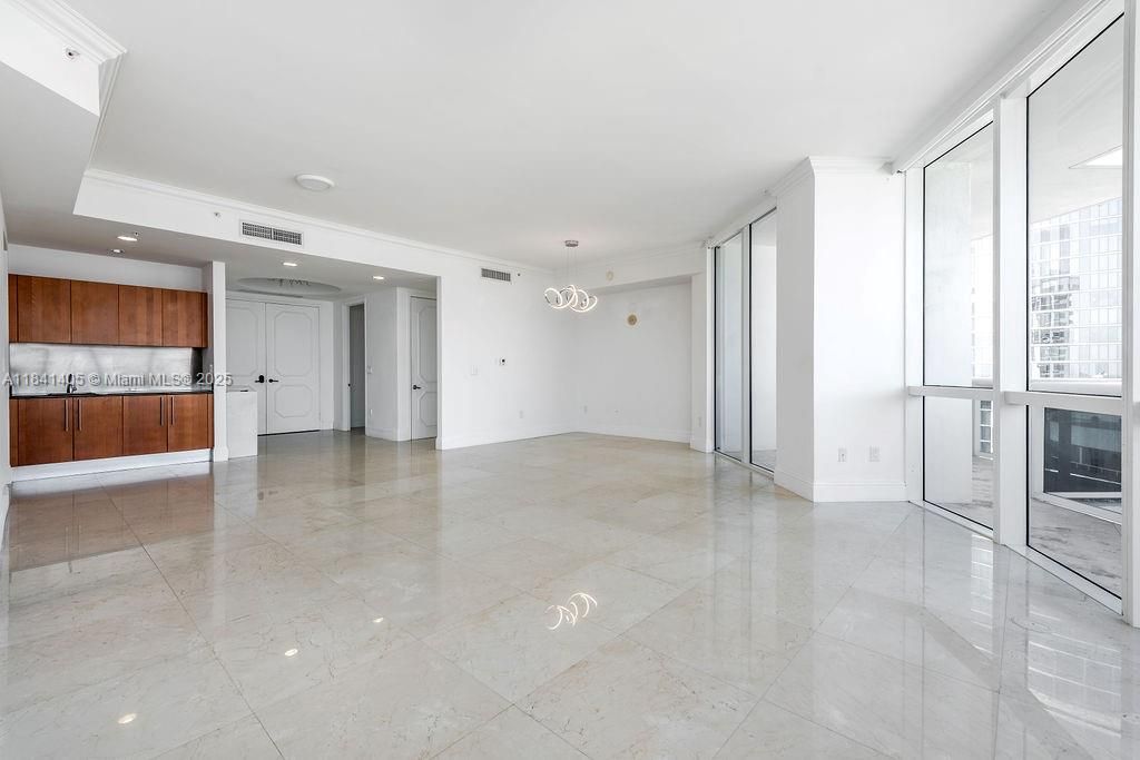 Vendido Recientemente: $2,300,000 (3 camas, 3 baños, 2143 Pies cuadrados)