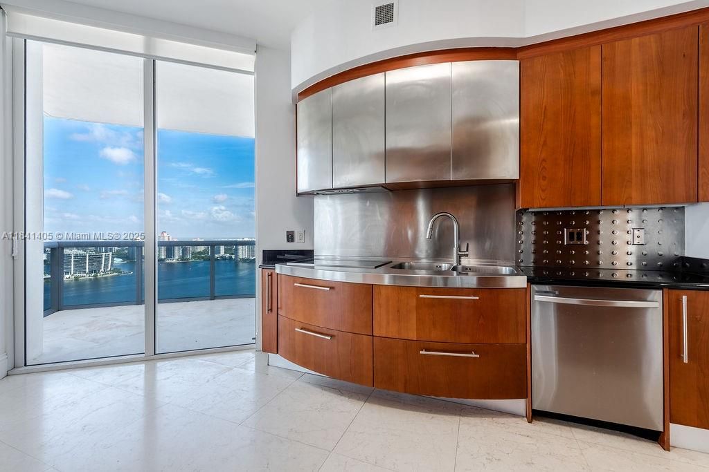 Vendido Recientemente: $2,300,000 (3 camas, 3 baños, 2143 Pies cuadrados)