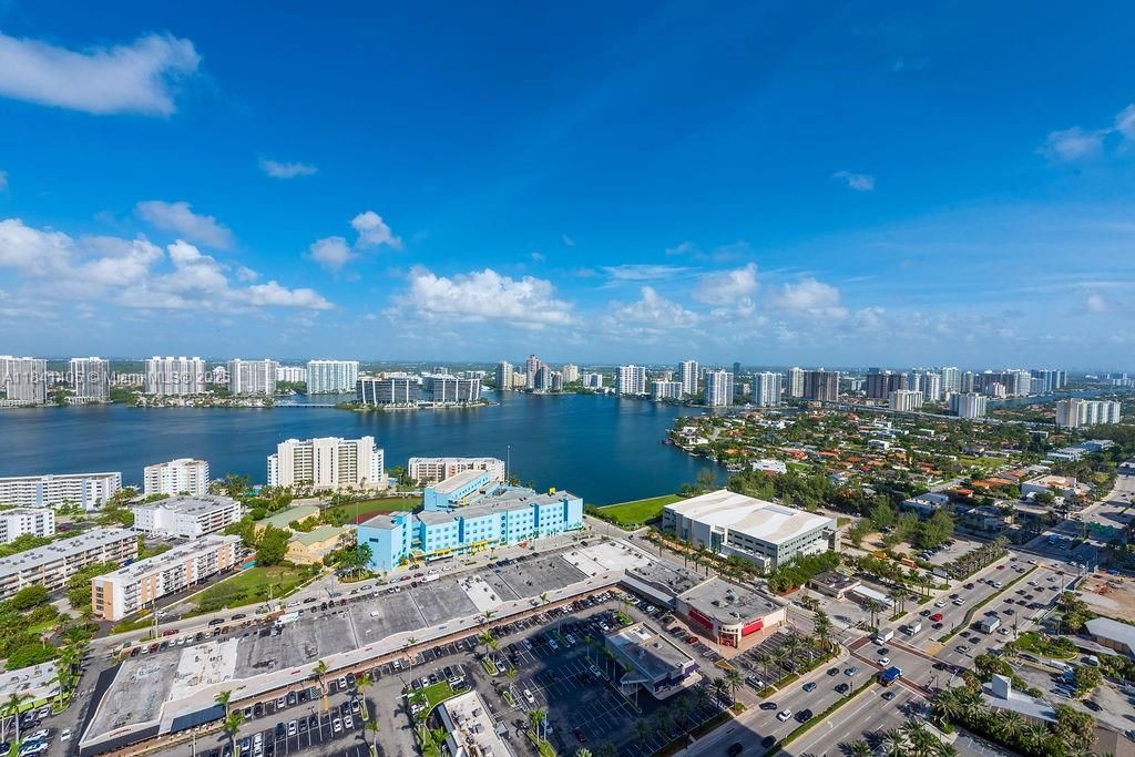 Vendido Recientemente: $2,300,000 (3 camas, 3 baños, 2143 Pies cuadrados)