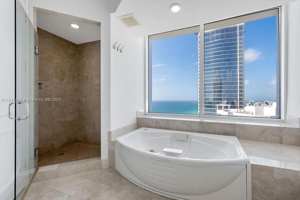 Vendido Recientemente: $2,300,000 (3 camas, 3 baños, 2143 Pies cuadrados)