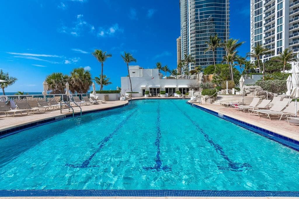 Vendido Recientemente: $2,300,000 (3 camas, 3 baños, 2143 Pies cuadrados)