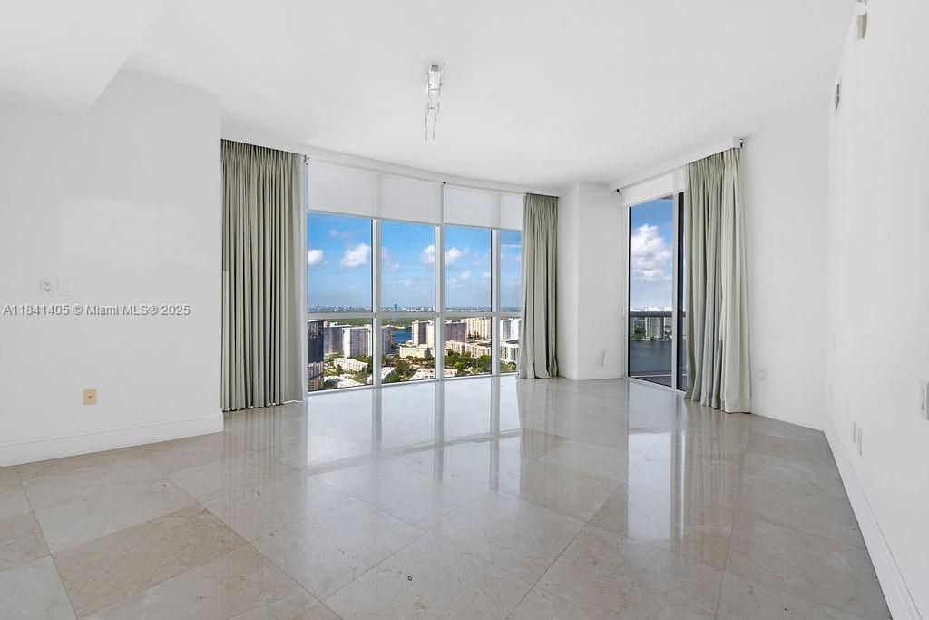 Vendido Recientemente: $2,300,000 (3 camas, 3 baños, 2143 Pies cuadrados)