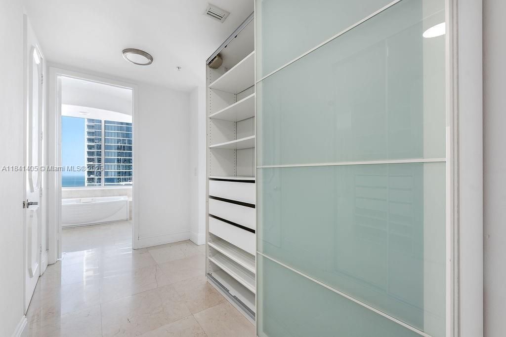 Vendido Recientemente: $2,300,000 (3 camas, 3 baños, 2143 Pies cuadrados)