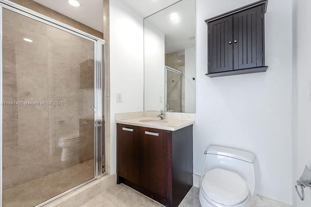 Vendido Recientemente: $2,300,000 (3 camas, 3 baños, 2143 Pies cuadrados)