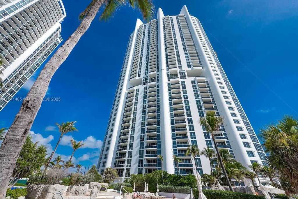 Vendido Recientemente: $2,300,000 (3 camas, 3 baños, 2143 Pies cuadrados)