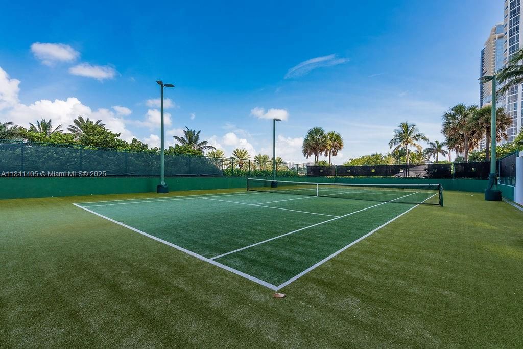 Vendido Recientemente: $2,300,000 (3 camas, 3 baños, 2143 Pies cuadrados)