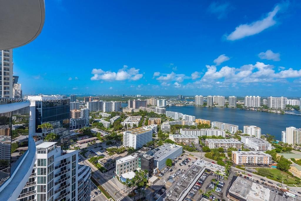 Vendido Recientemente: $2,300,000 (3 camas, 3 baños, 2143 Pies cuadrados)