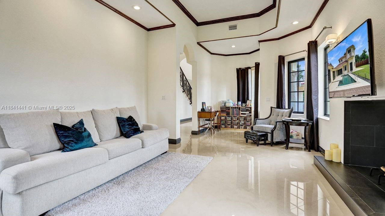 En Venta: $2,295,000 (5 camas, 5 baños, 5025 Pies cuadrados)