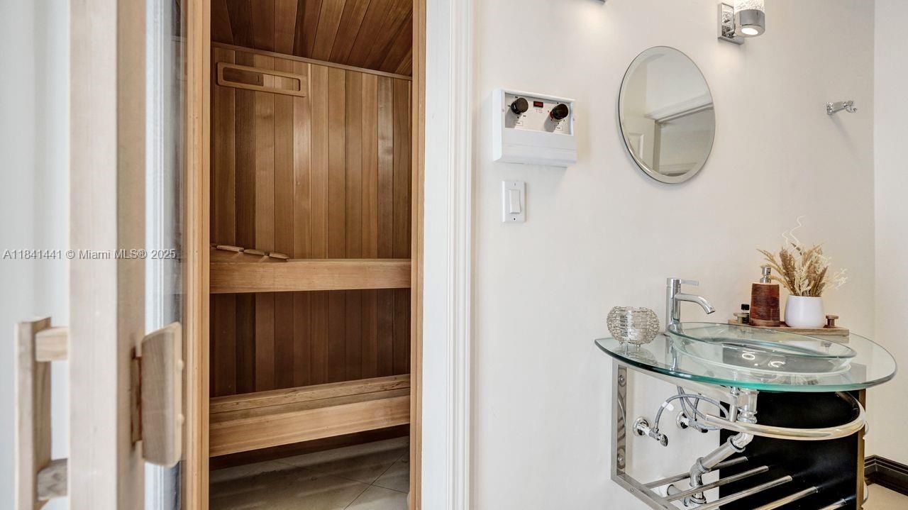 En Venta: $2,295,000 (5 camas, 5 baños, 5025 Pies cuadrados)