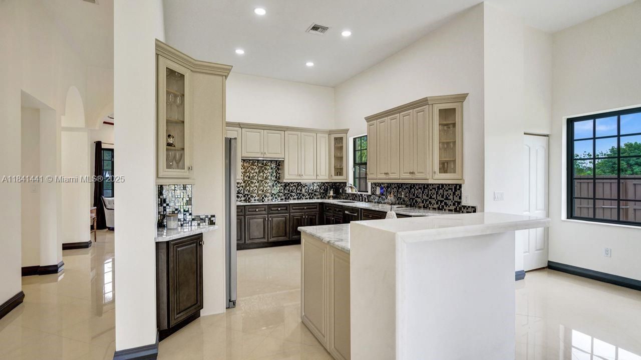 En Venta: $2,295,000 (5 camas, 5 baños, 5025 Pies cuadrados)