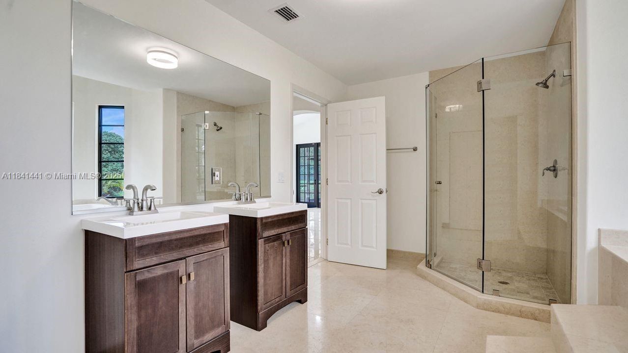 En Venta: $2,295,000 (5 camas, 5 baños, 5025 Pies cuadrados)