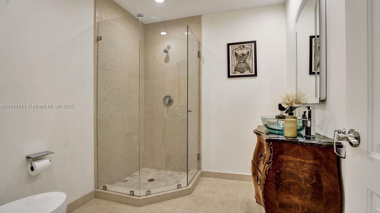 En Venta: $2,295,000 (5 camas, 5 baños, 5025 Pies cuadrados)