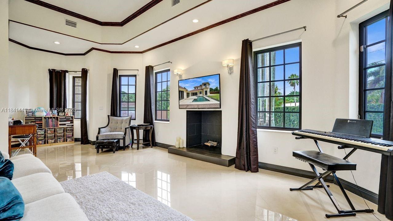 En Venta: $2,295,000 (5 camas, 5 baños, 5025 Pies cuadrados)