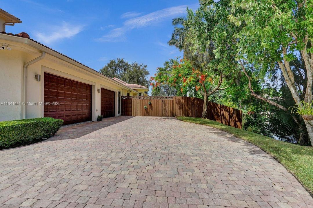 En Venta: $2,295,000 (5 camas, 5 baños, 5025 Pies cuadrados)