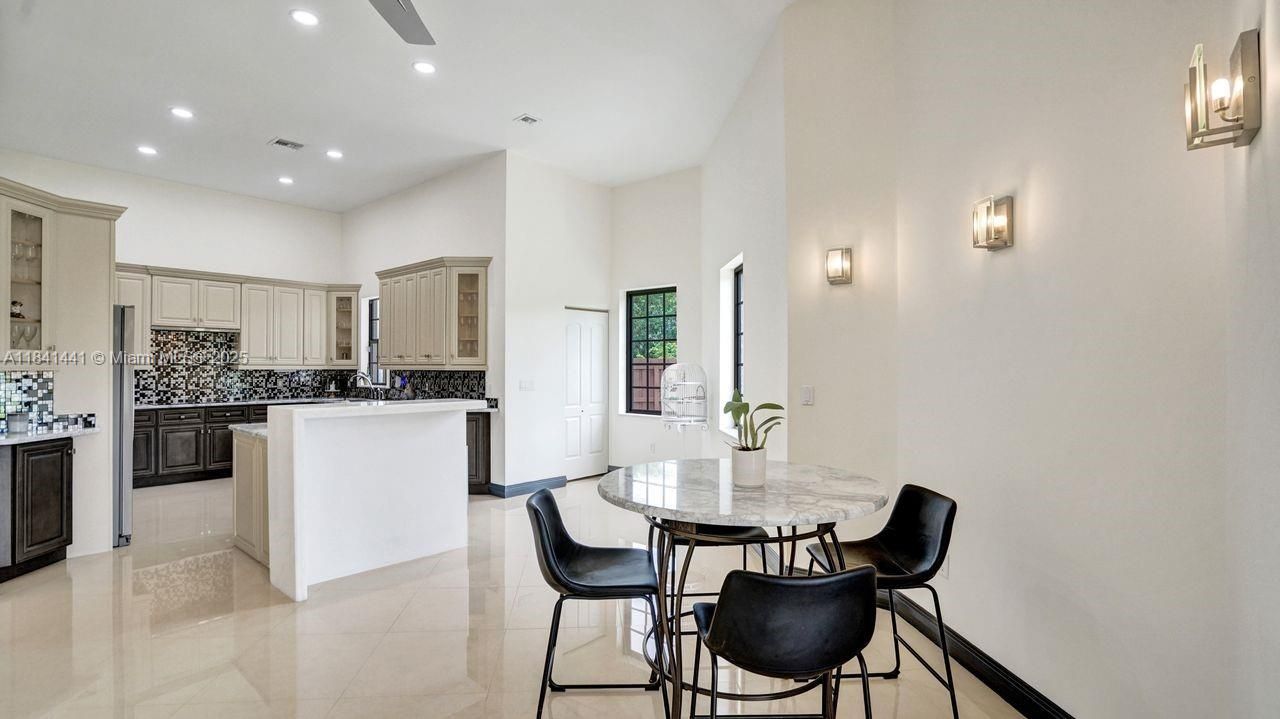 En Venta: $2,295,000 (5 camas, 5 baños, 5025 Pies cuadrados)