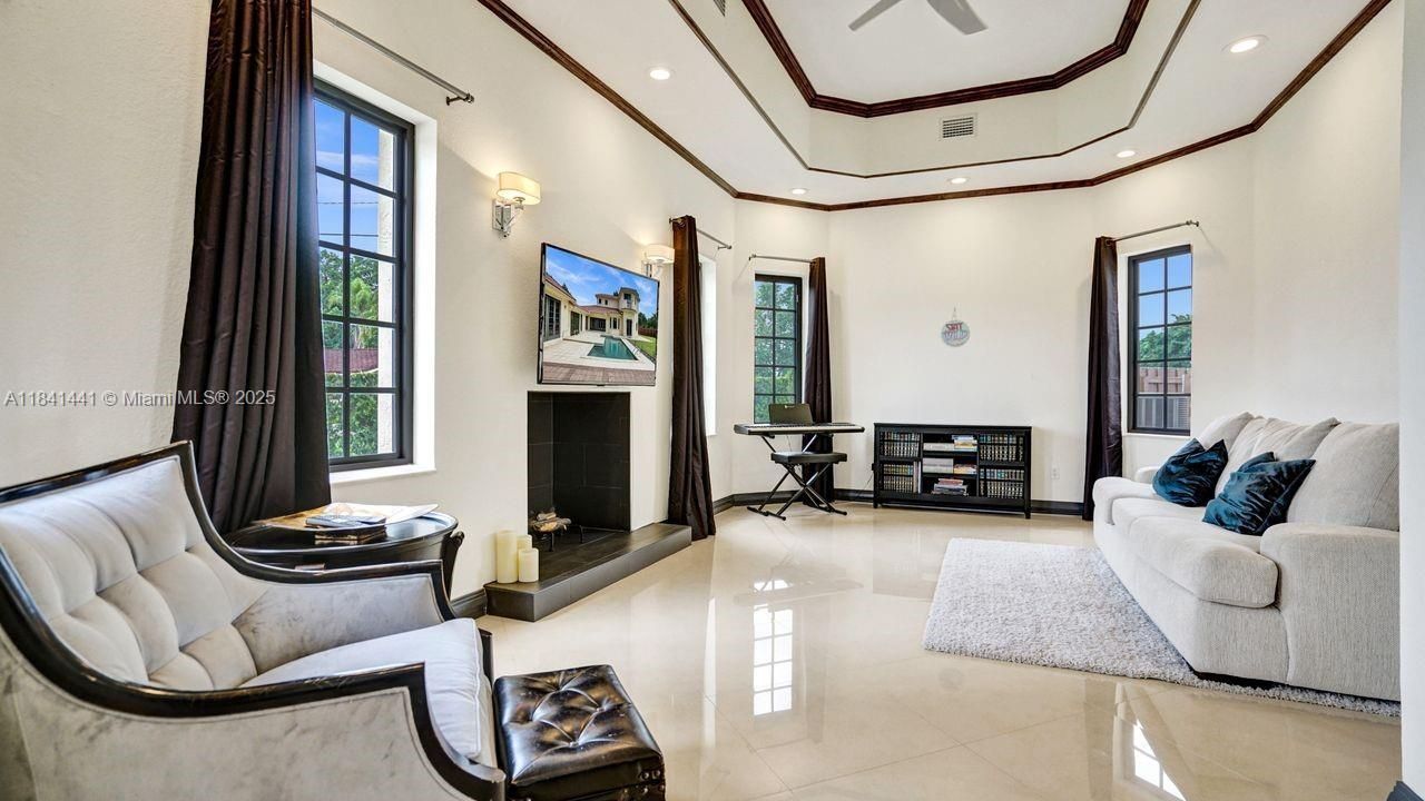 En Venta: $2,295,000 (5 camas, 5 baños, 5025 Pies cuadrados)