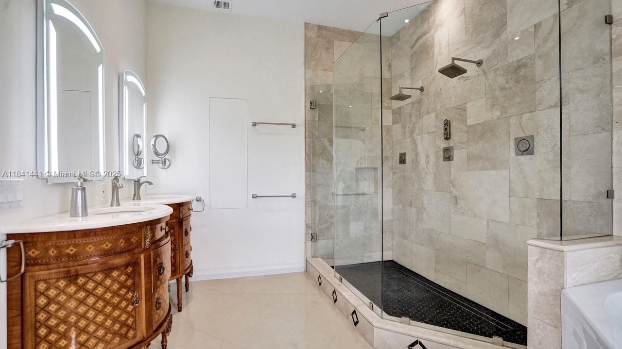 En Venta: $2,295,000 (5 camas, 5 baños, 5025 Pies cuadrados)