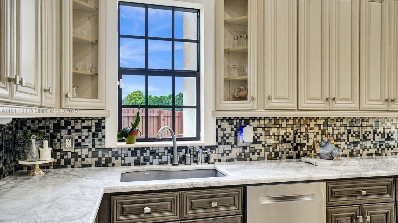 En Venta: $2,295,000 (5 camas, 5 baños, 5025 Pies cuadrados)